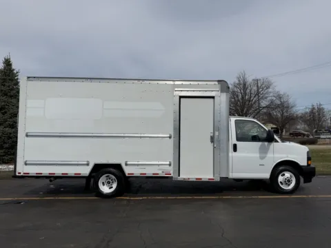White 2022 GMC 3500 16ft Box Truck for sale in Crystal Lake, IL