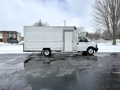 White 2022 GMC 3500 16ft Box Truck for sale in Crystal Lake, IL