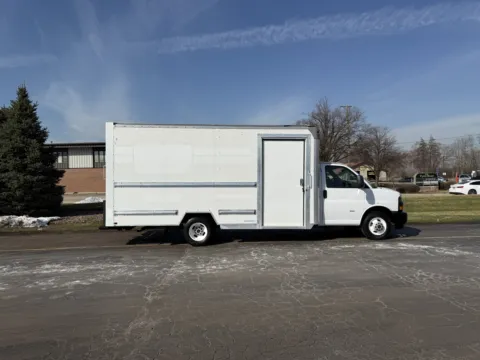 White 2022 GMC 3500 16ft Box Truck for sale in Crystal Lake, IL