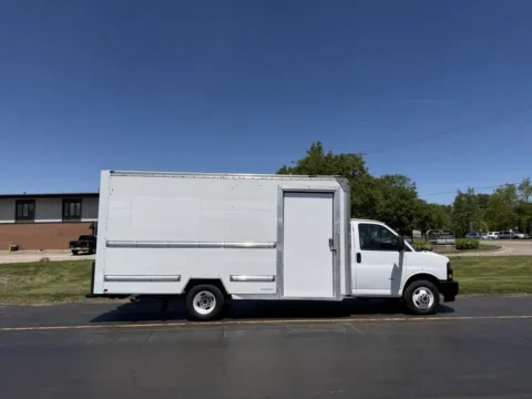White 2022 GMC 3500 16ft Box Truck for sale in Crystal Lake, IL
