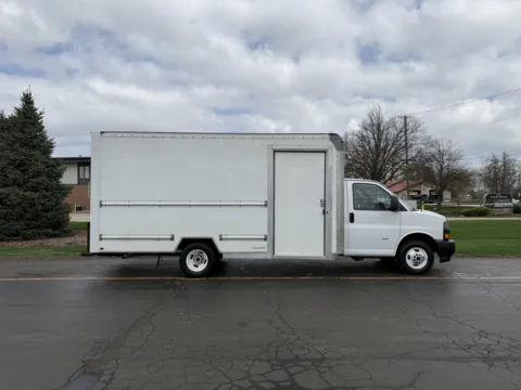 White 2022 GMC 3500 16ft Box Truck for sale in Crystal Lake, IL