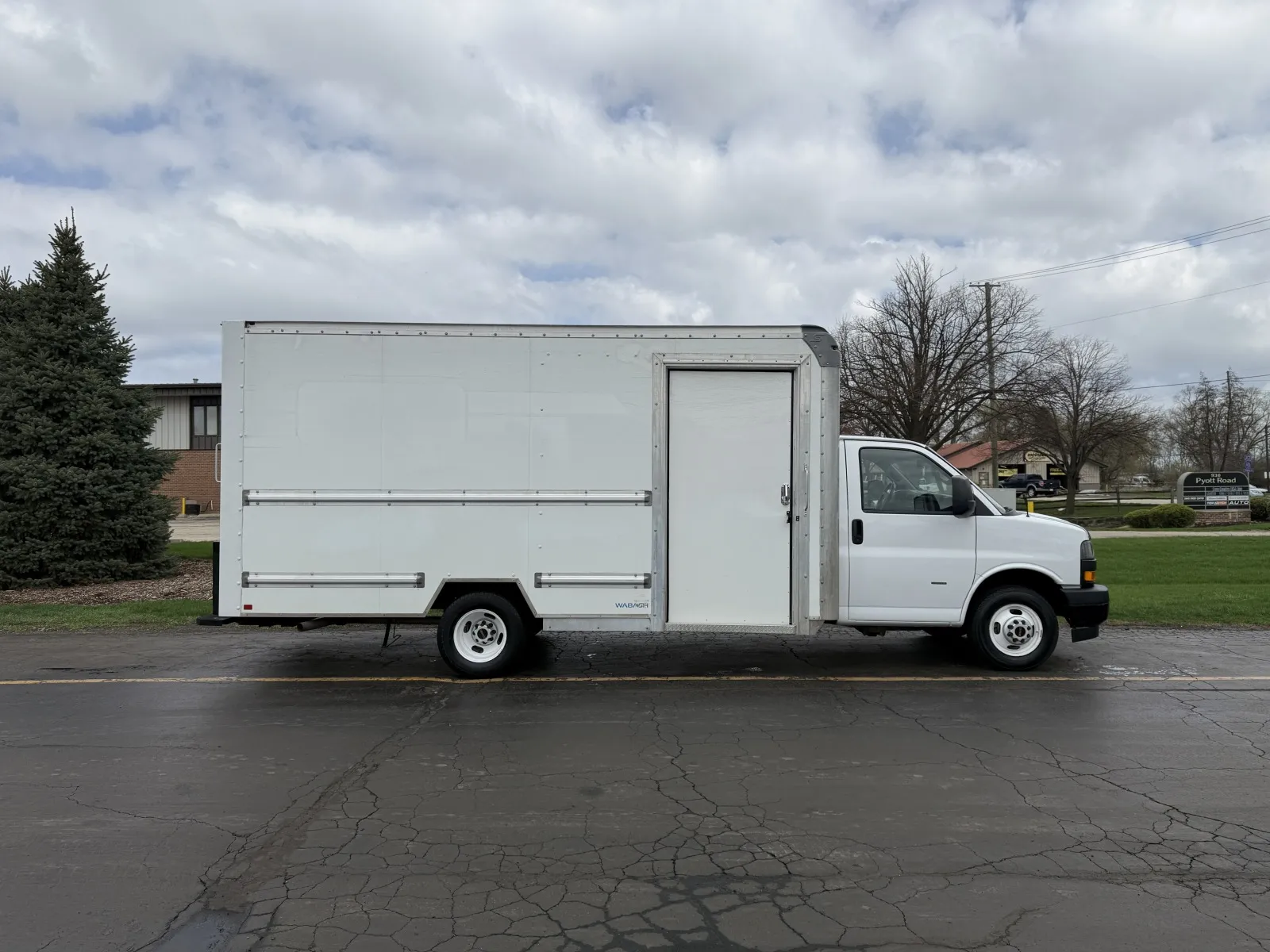 White 2022 GMC 3500 16ft Box Truck for sale in Crystal Lake, IL