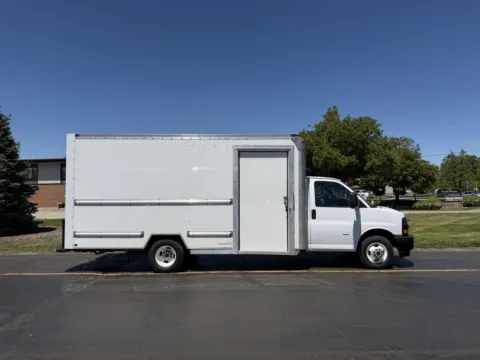 White 2022 GMC 3500 16ft Box Truck for sale in Crystal Lake, IL