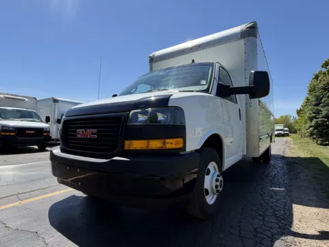 More photos of 2022 GMC 3500 16ft Box Truck at Signature Truck Center, IL