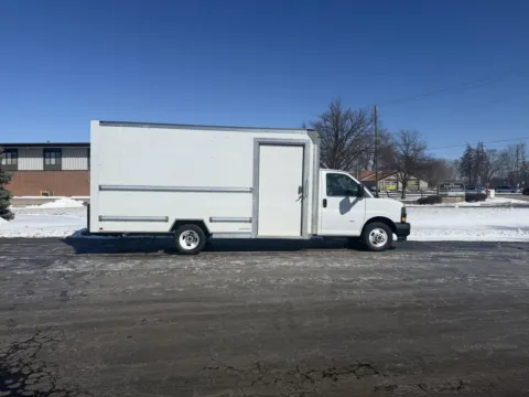 White 2022 GMC 3500 16ft Box Truck for sale in Crystal Lake, IL