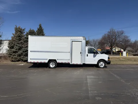 White 2022 GMC 3500 16ft Box Truck for sale in Crystal Lake, IL