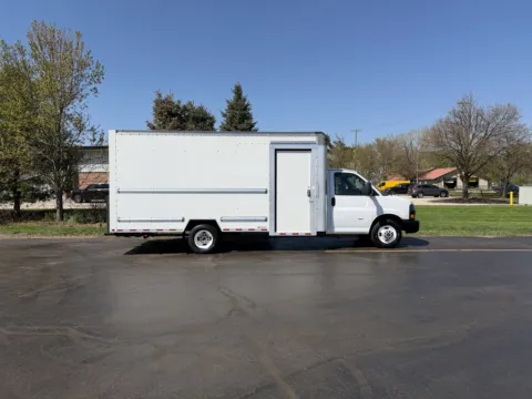 White 2022 GMC 3500 16ft Box Truck for sale in Crystal Lake, IL
