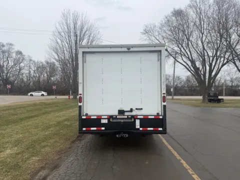 More photos of 2022 GMC 3500 16ft Box Truck at Signature Truck Center, IL