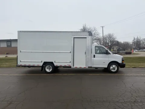 White 2022 GMC 3500 16ft Box Truck for sale in Crystal Lake, IL