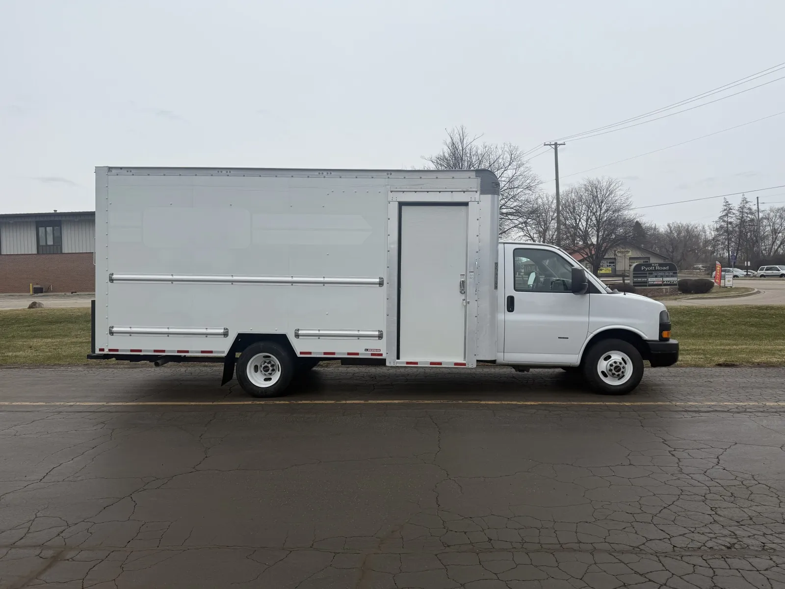 White 2022 GMC 3500 16ft Box Truck for sale in Crystal Lake, IL