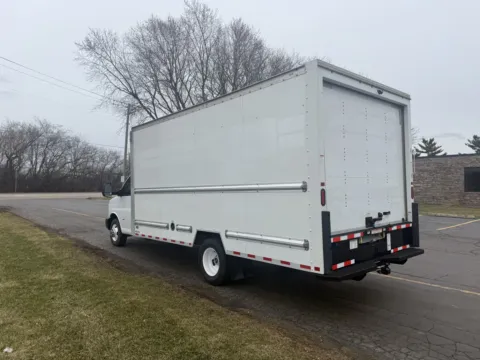 More photos of 2022 GMC 3500 16ft Box Truck at Signature Truck Center, IL