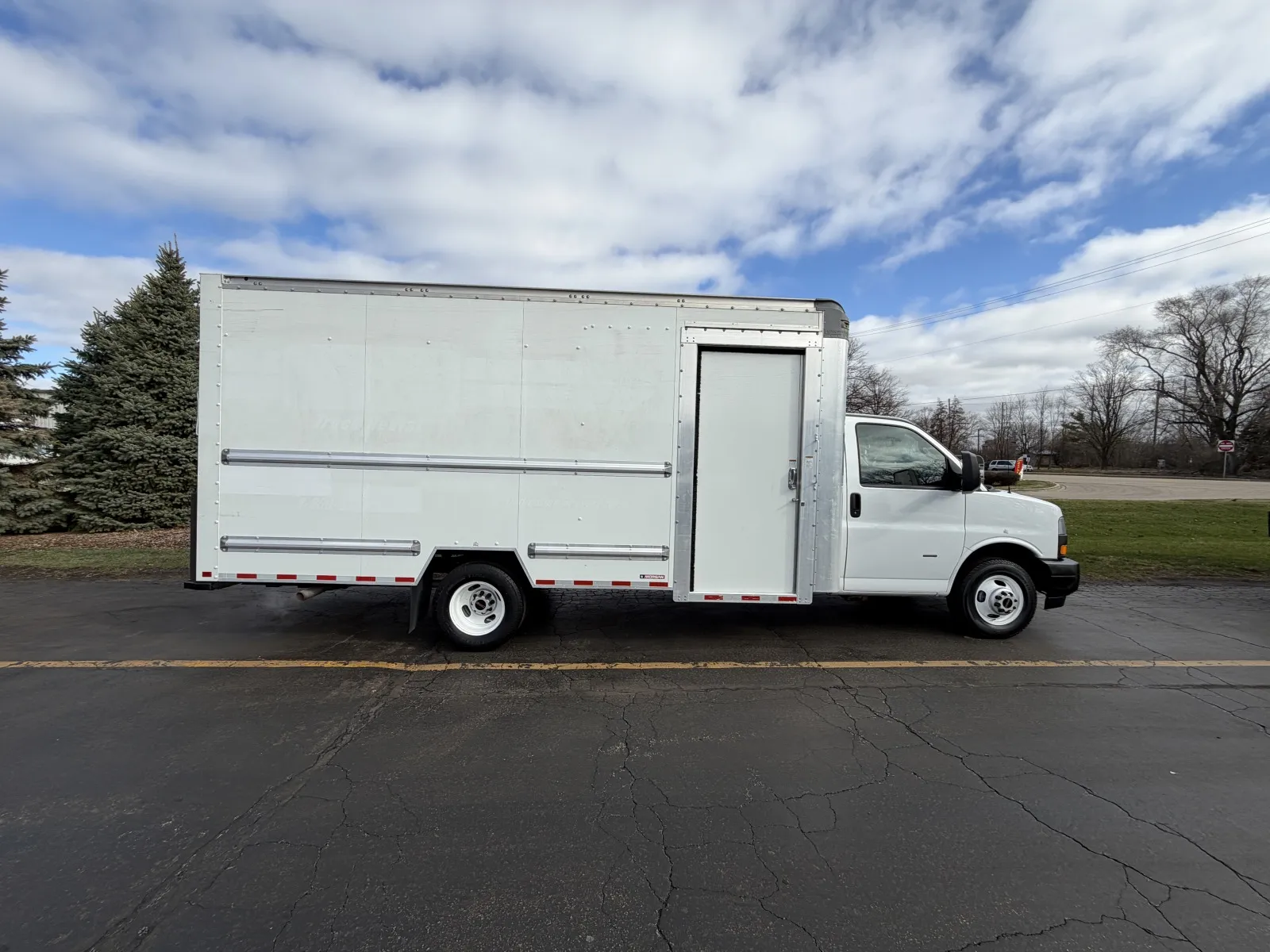 White 2022 GMC 3500 16ft Box Truck for sale in Crystal Lake, IL