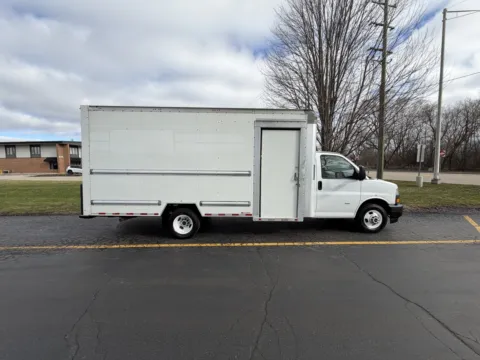 White 2022 GMC 3500 16ft Box Truck for sale in Crystal Lake, IL