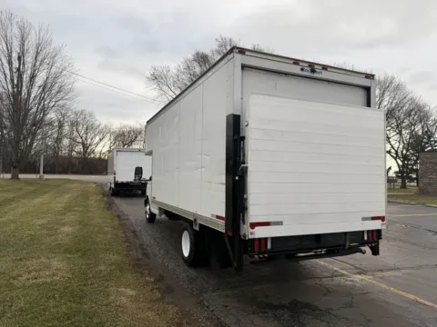 More photos of 2018 Chevrolet 4500 16ft Box Truck with Lift Gate at Signature Truck Center, IL