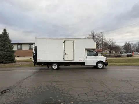 White 2018 Chevrolet 4500 16ft Box Truck with Lift Gate for sale in Crystal Lake, IL