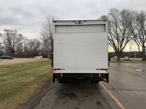 More photos of 2018 Chevrolet 4500 16ft Box Truck with Lift Gate at Signature Truck Center, IL