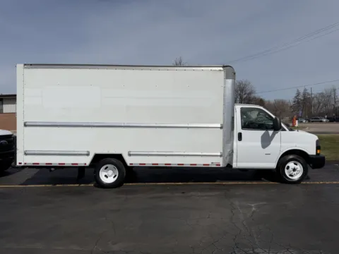 White 2021 GMC 3500 16ft Box Truck for sale in Crystal Lake, IL