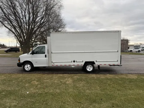 More photos of 2021 GMC 3500 16ft Box Truck at Signature Truck Center, IL