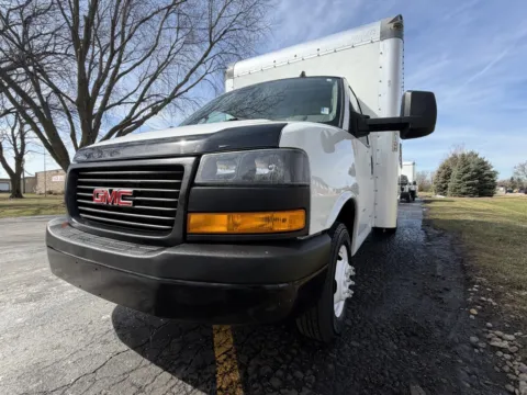 More photos of 2021 GMC 3500 16ft Box Truck at Signature Truck Center, IL