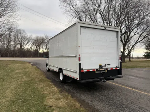 More photos of 2021 GMC 3500 16ft Box Truck at Signature Truck Center, IL