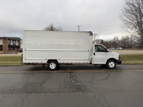 White 2021 GMC 3500 16ft Box Truck for sale in Crystal Lake, IL