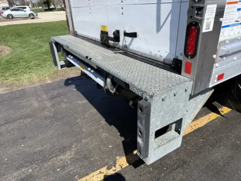 More photos of 2018 Isuzu NPR 16ft Box Truck with Lift Gate at Signature Truck Center, IL