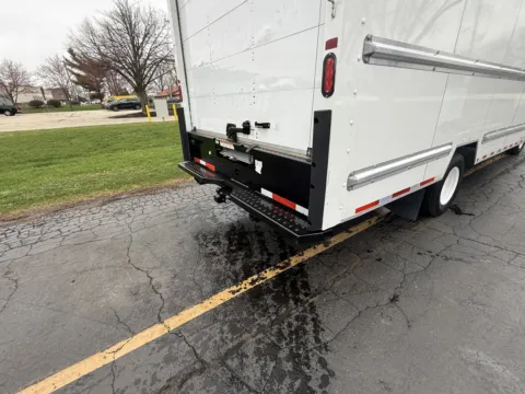 More photos of 2021 GMC 3500 16ft Box Truck at Signature Truck Center, IL
