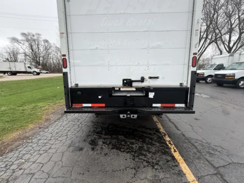 More photos of 2021 GMC 3500 16ft Box Truck at Signature Truck Center, IL