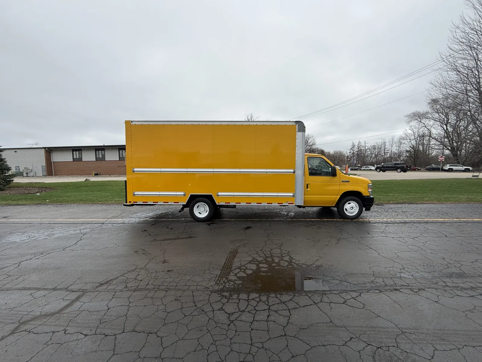 2022 Ford E-350 16ft Box Truck