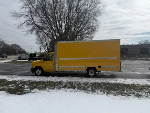 More photos of 2022 Ford E-350 16ft Box Truck at Signature Truck Center, IL