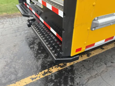 More photos of 2022 Ford E-350 16ft Box Truck at Signature Truck Center, IL