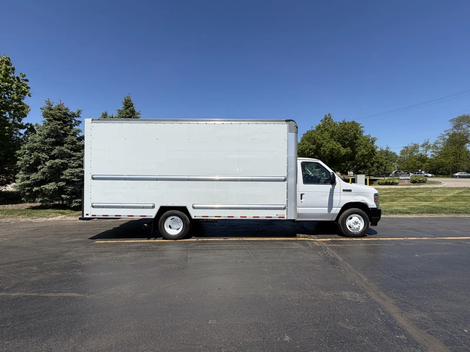 2022 Ford E-Series SRW E-350 Super Duty 138 in WB's photo