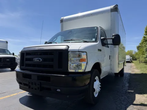 More photos of 2022 Ford E-350 16ft Box Truck at Signature Truck Center, IL