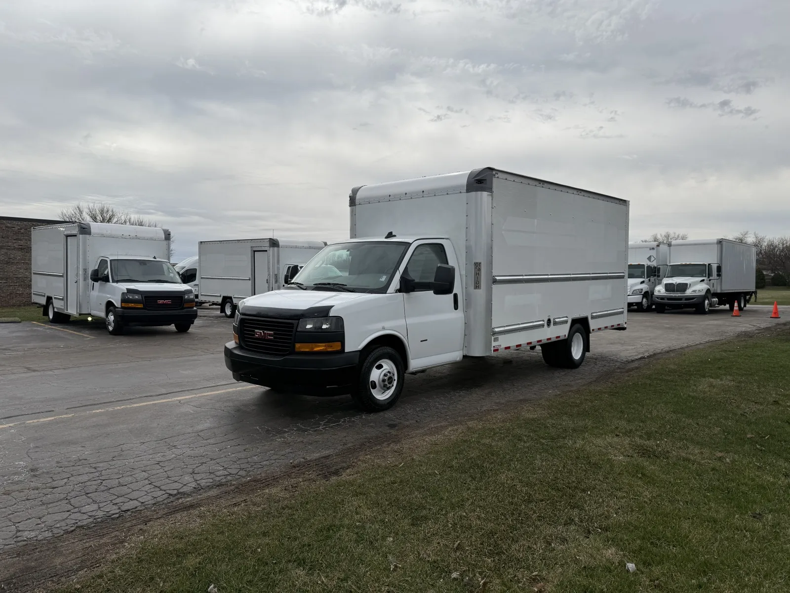 More photos of 2022 GMC 3500 16ft Box Truck at Signature Truck Center, IL