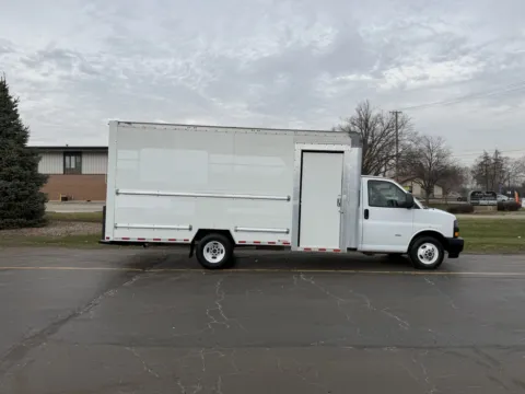 White 2022 GMC 3500 16ft Box Truck for sale in Crystal Lake, IL