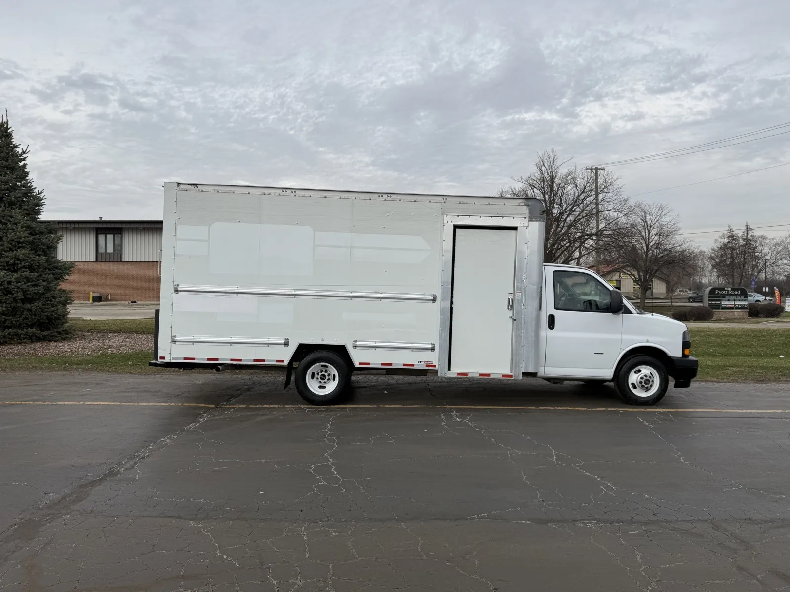 White 2022 GMC 3500 16ft Box Truck for sale in Crystal Lake, IL