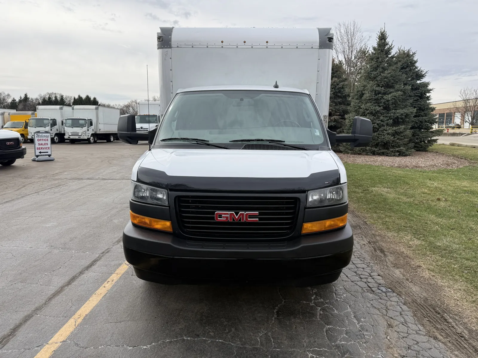 More photos of 2022 GMC 3500 16ft Box Truck at Signature Truck Center, IL