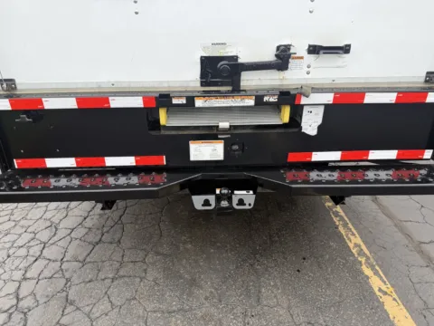 More photos of 2021 GMC 3500 16ft Box Truck at Signature Truck Center, IL