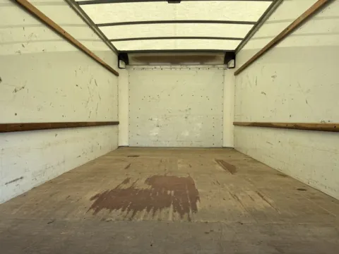 More photos of 2021 GMC 3500 16ft Box Truck at Signature Truck Center, IL