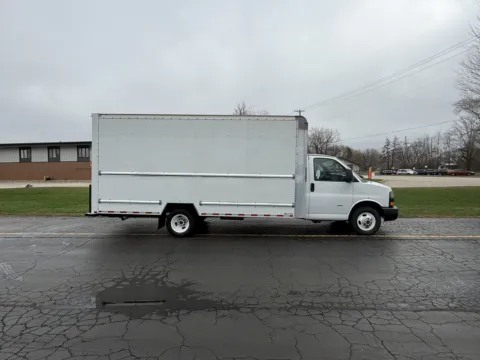 White 2021 GMC 3500 16ft Box Truck for sale in Crystal Lake, IL
