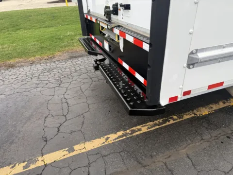 More photos of 2021 GMC 3500 16ft Box Truck at Signature Truck Center, IL