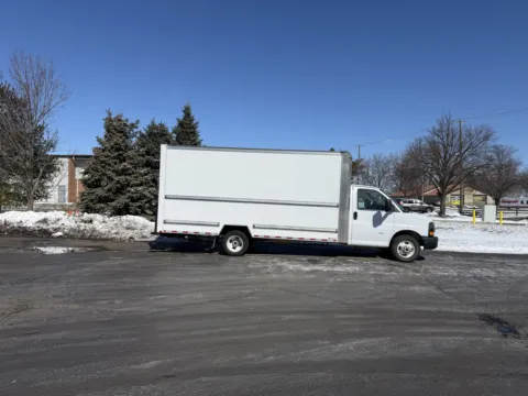 White 2021 GMC 3500 16ft Box Truck for sale in Crystal Lake, IL