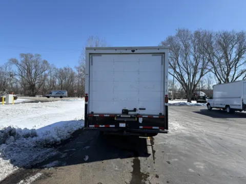 More photos of 2021 GMC 3500 16ft Box Truck at Signature Truck Center, IL