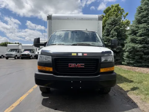 More photos of 2021 GMC 3500 16ft Box Truck at Signature Truck Center, IL