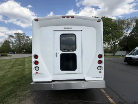 More photos of 2016 Ford E-350 Shuttle Bus at Signature Truck Center, IL