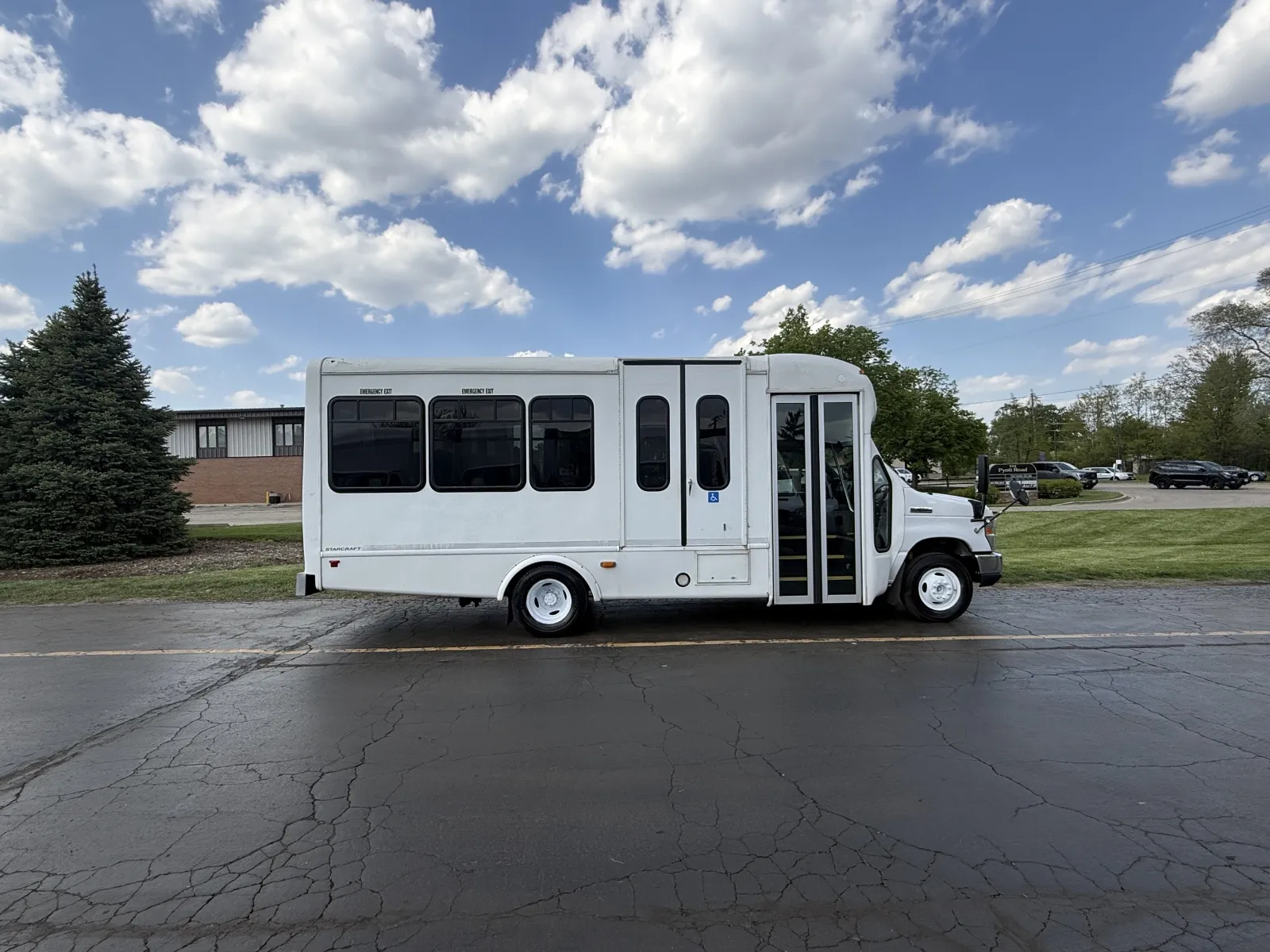 White 2016 Ford E-350 Shuttle Bus for sale in Crystal Lake, IL