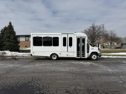 White 2016 Ford E-350 Shuttle Bus for sale in Crystal Lake, IL