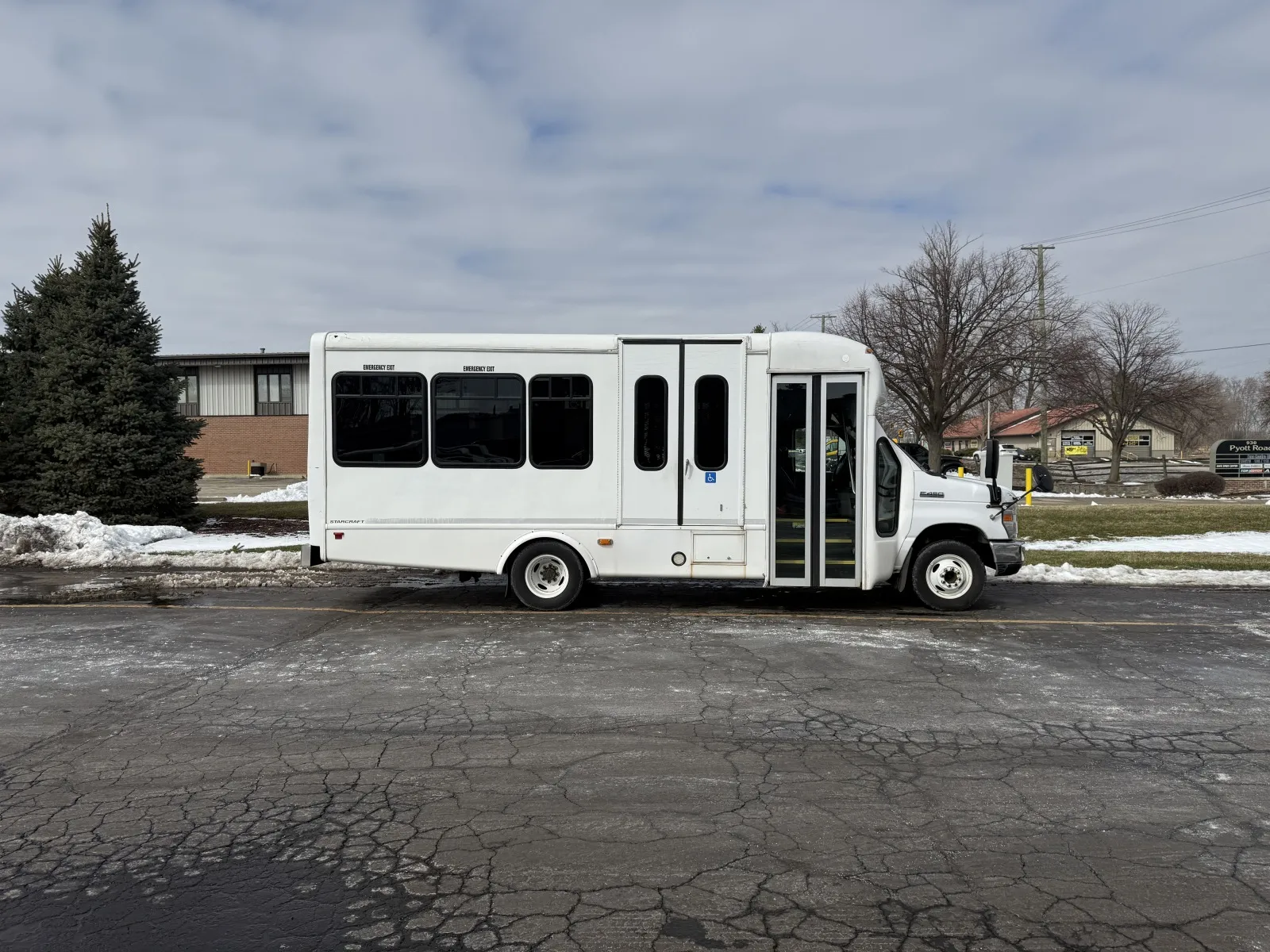 White 2016 Ford E-350 Shuttle Bus for sale in Crystal Lake, IL