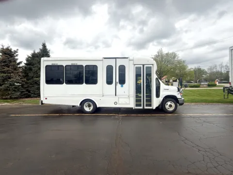 White 2016 Ford E-350 Shuttle Bus for sale in Crystal Lake, IL