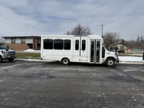 White 2016 Ford E-350 Shuttle Bus for sale in Crystal Lake, IL